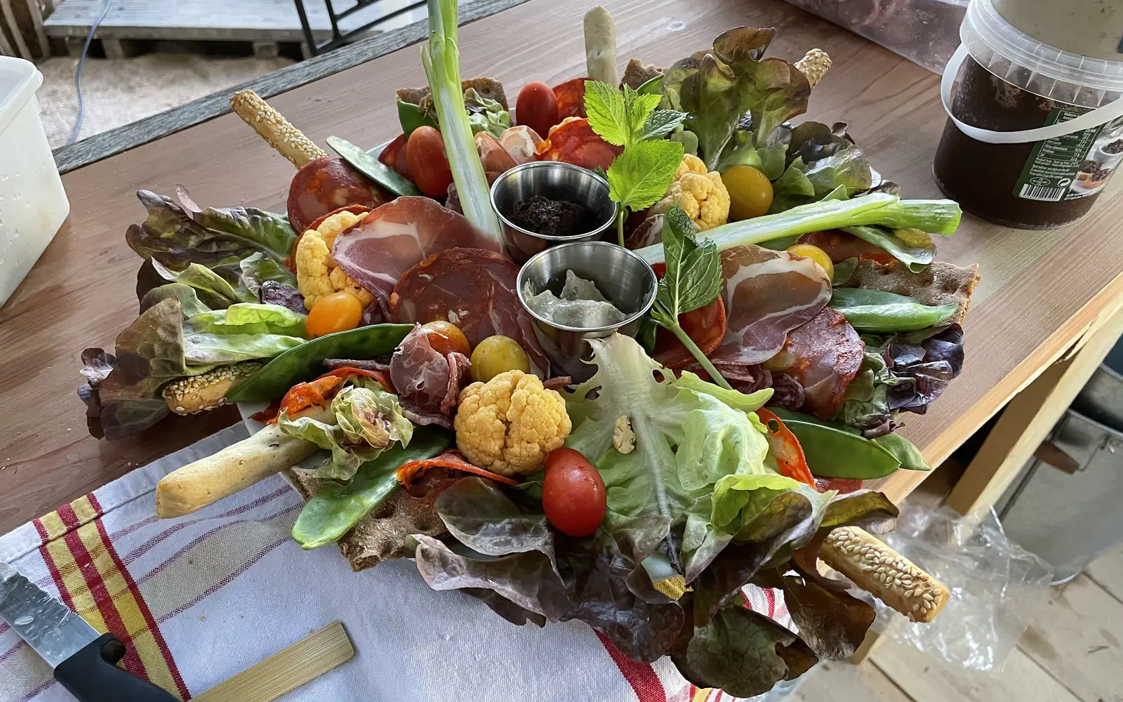 Planche apéritive généreuse préparée au comptoir