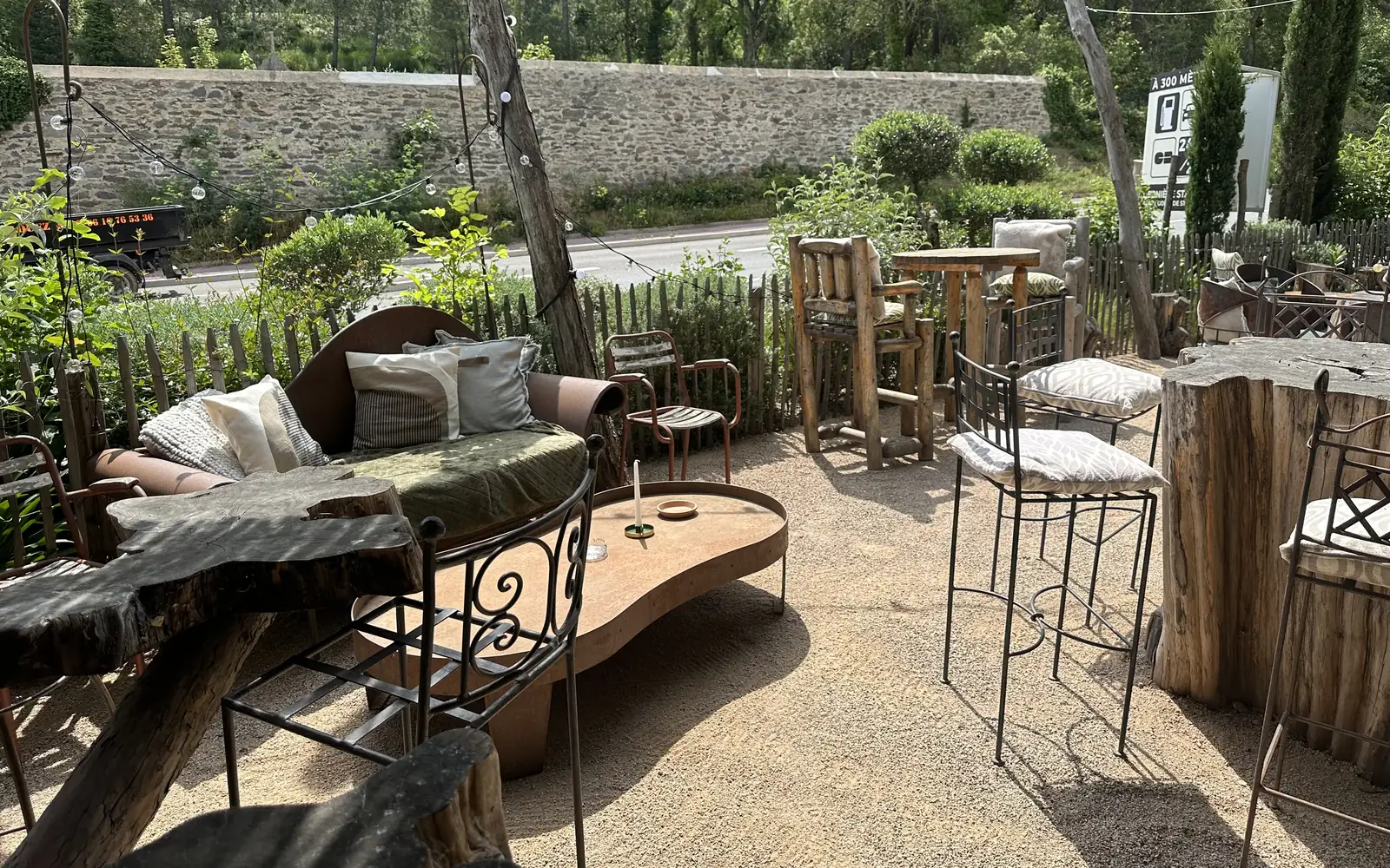 La terrasse en fer forgé et bois de la guinguette, mise en scène réelle