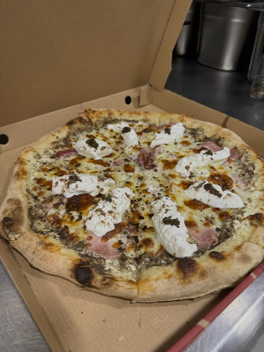 Pizza truffe et burrata — le soin du détail jusque dans l’assiette